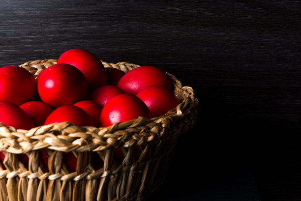 篮子里的红色复活节彩蛋。副本或文本的负空间。图片下载
