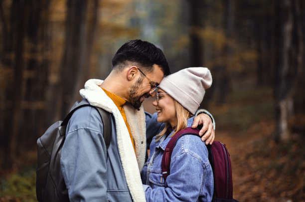 一对情侣在森林里散步的照片。图片下载