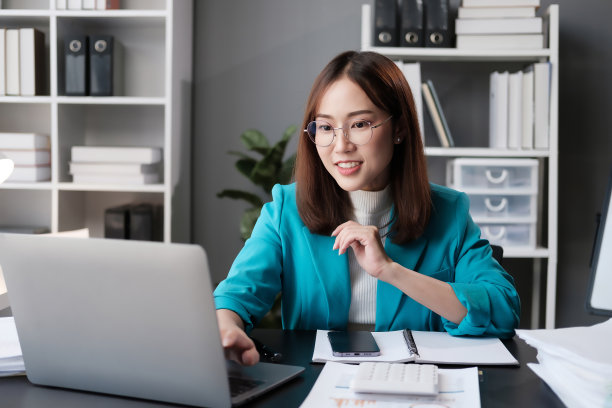 工人女士的照片，坐在桌子上工作，电脑锁屏，笑容满面，戴着眼镜，在客厅，家里，室内图片下载