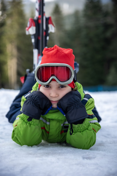 滑雪和雪的乐趣。孩子滑雪。儿童冬季运动图片下载