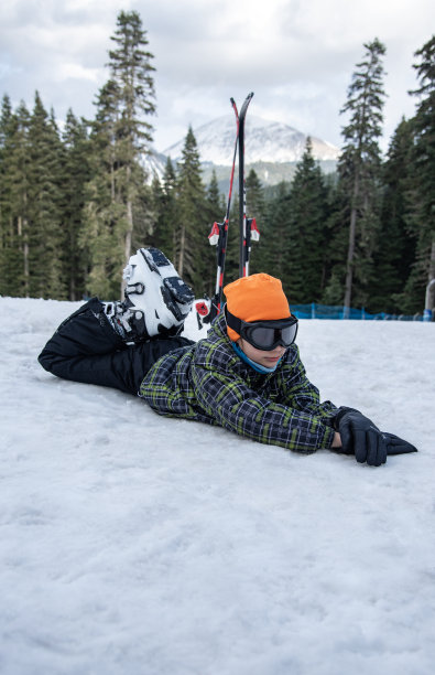 滑雪和雪的乐趣。孩子滑雪。儿童冬季运动图片下载