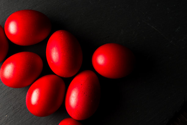 篮子里的红色复活节彩蛋。副本或文本的负空间。图片下载