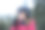 美丽的女人的肖像与滑雪和滑雪服在冬天的山上图片下载