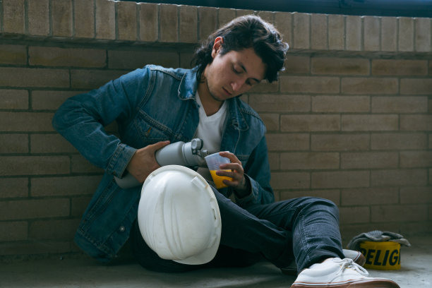 休息的时刻:疲惫的工人的休息时间喘息图片下载