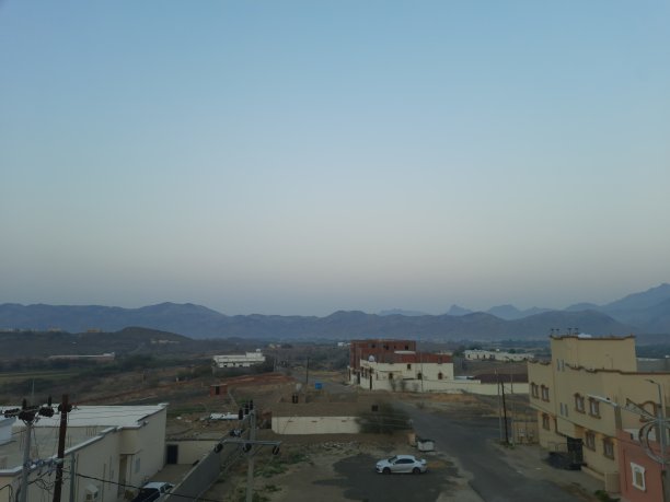 沙特阿拉伯，巴哈，2023年10月10日至24日，清晨，安静的小城市哈吉拉的照片，周围是建筑和棕榈树，位于希贾兹山脉的中间图片下载