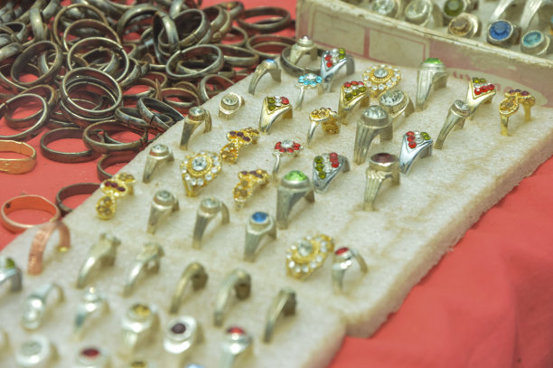 外街市场出售的戒指。街头市场出售的当地钻石戒指收藏。图片下载