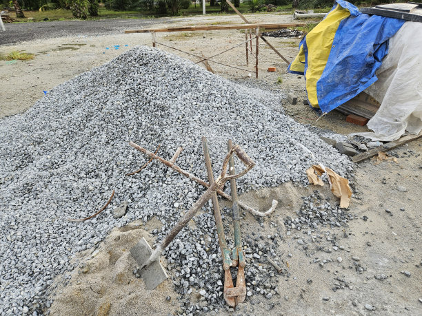 建筑工地上的碎石、卵石、沙子和铲子。图片下载