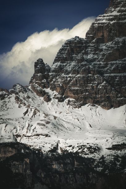 冬天白云石山脉白雪皑皑的美丽照片图片下载