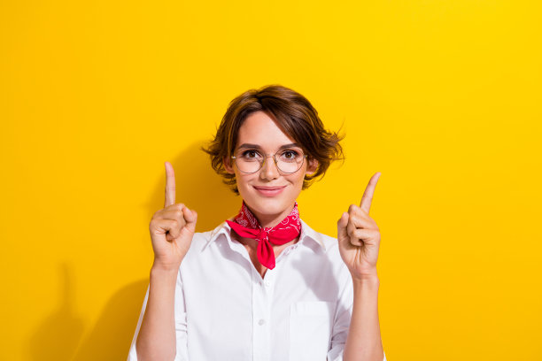 年轻快乐的漂亮女孩的照片，手指指向魅力模特，表明旧时尚风格的变化孤立在黄色背景上图片下载