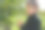 收获后的苹果园里的小孩。初学走路的小男孩在秋收的果园里吃着一个大红苹果。前景上的一篮子苹果。秋日阴天软影图片下载