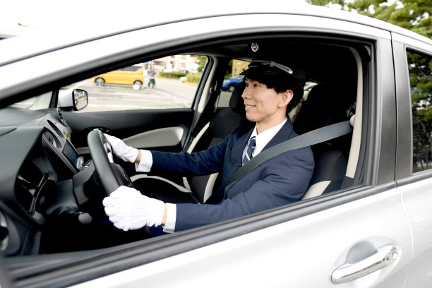 开出租车的亚洲男性司机图片下载