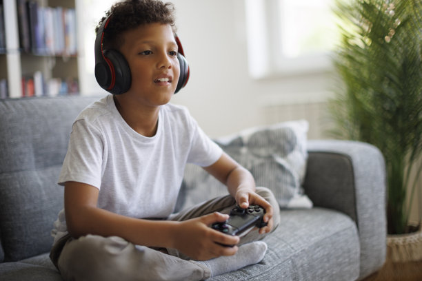 一个非裔美国男孩在网上玩电子游戏图片下载