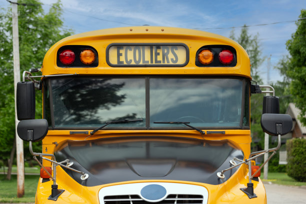 一辆来自魁北克的黄色校车的正面照片图片下载