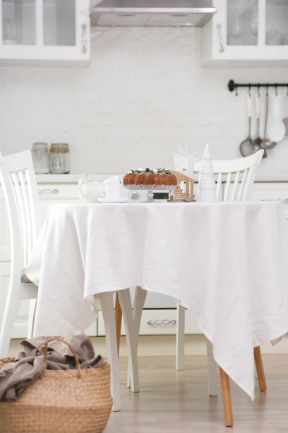 圣诞家庭内部白色厨房圣诞巧克力束蛋糕与新鲜浆果和迷迭香。冬天的烘烤。圣诞树。高质量照片图片下载