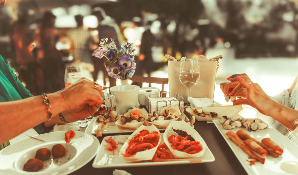 两个女人坐在桌子旁图片下载