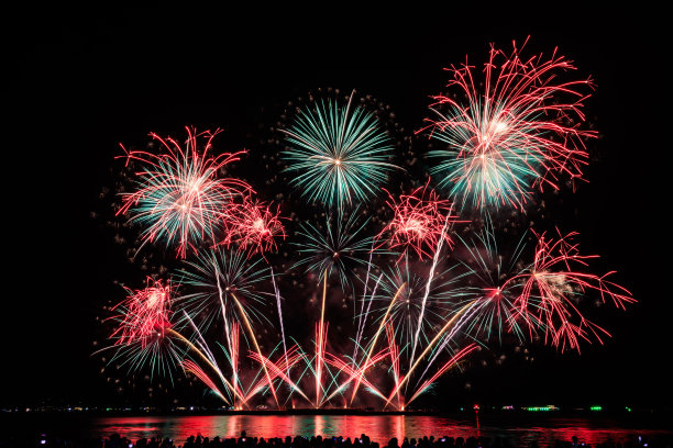 芭堤雅，春武里，泰国，芭堤雅湾真正的烟花，芭堤雅国家烟花节比赛，每年11月，美丽的明亮的烟花表演在海中，为明信片壁纸背景照片，图片下载