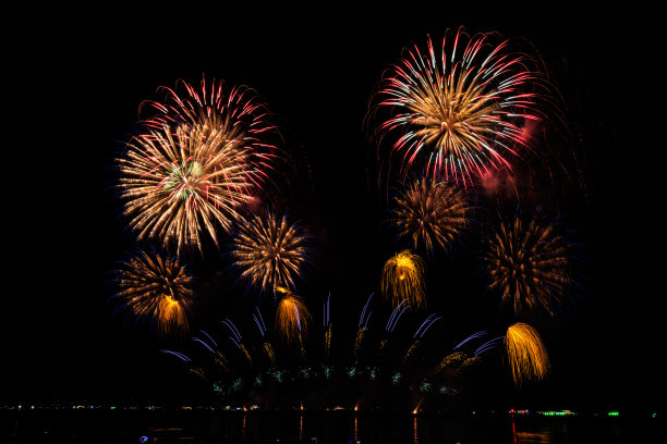 芭堤雅，春武里，泰国，芭堤雅湾真正的烟花，芭堤雅国家烟花节比赛，每年11月，美丽的明亮的烟花表演在海中，为明信片壁纸背景照片，图片下载