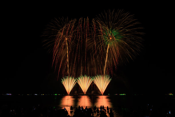 芭堤雅，春武里，泰国，芭堤雅湾真正的烟花，芭堤雅国家烟花节比赛，每年11月，美丽的明亮的烟花表演在海中，为明信片壁纸背景照片，图片下载
