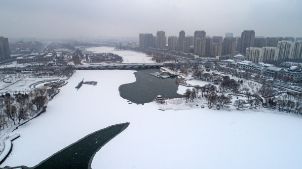 海滨城市的雪景，航拍照片图片下载