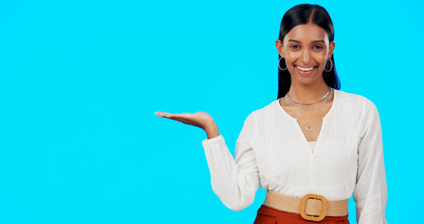 工作室肖像、幸福和女人掌纹用于产品植入、商业推广或标志设计。样板空间，销售折扣介绍和品牌大使提供蓝色背景图片下载