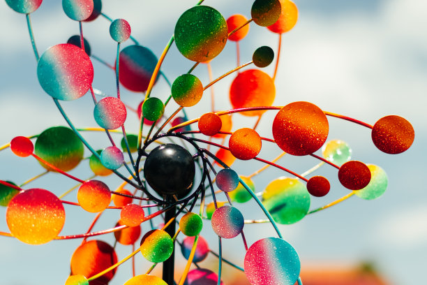 蓝色模糊背景下的彩色风玩具图片下载