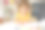 小女孩坐在椅子上用彩色蜡笔画画。图片下载