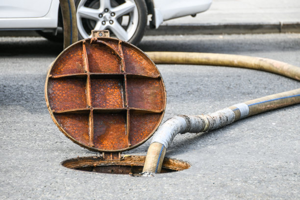 街道上的排水管，照片特写图片下载