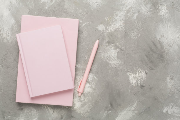 笔记本与文具在具体的背景，俯视图图片下载