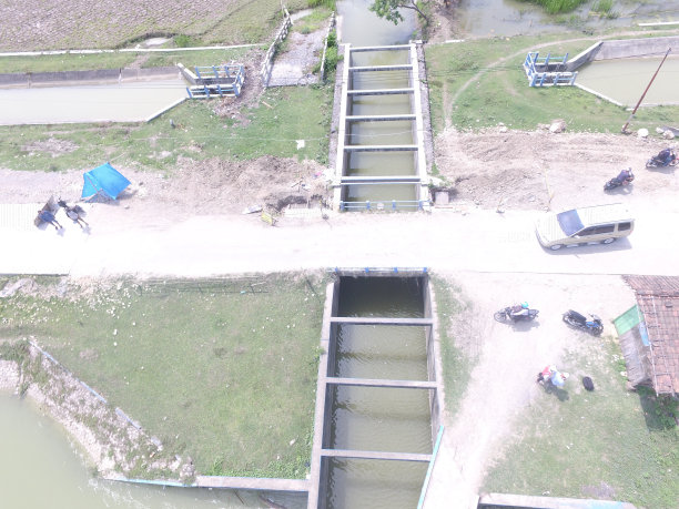 无人机拍摄的公路上的水桥图片下载