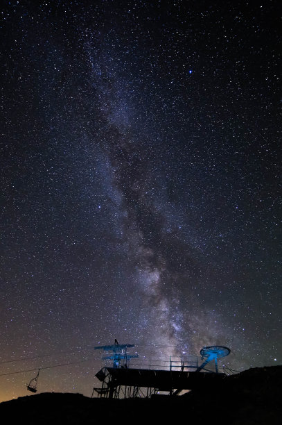 西班牙坎塔布里亚夏季的银河图片下载