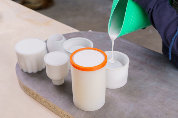 制作、铸造室内装饰用灰泥盘、花瓶。将石膏倒入特殊的硅胶模具中。的过程。精通将石膏倒入模具。在工艺品和家居装饰行业成功的微型企业。图片下载