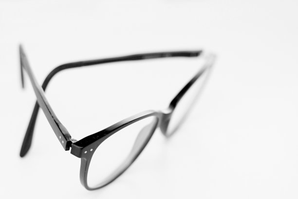 老花镜陈列在眼镜店的桌子上，没有人库存图片库存照片图片下载