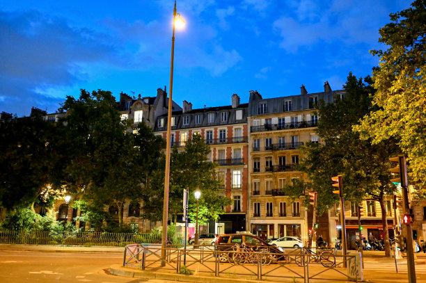 法国巴黎,2022年6月。巴黎的蓝色时光，夜生活的照片。在一个美丽的夏日夜晚，夜晚的灯光笼罩着街道上的人和车。背景是历史建筑图片下载