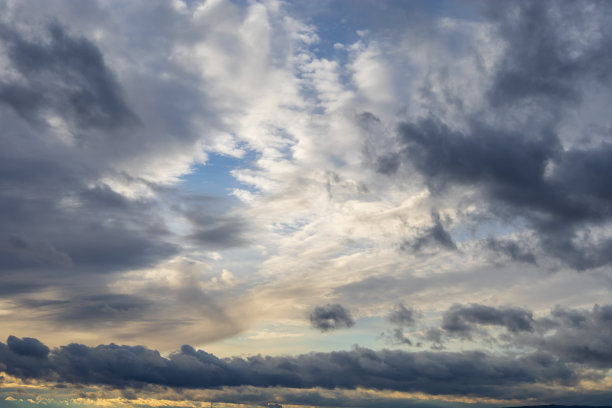 天空中乌云密布。太阳透过云层照进来。照片中交换的天空。图片下载