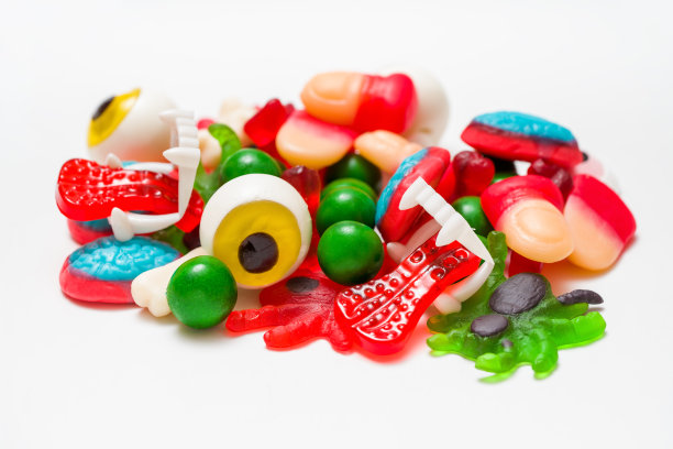 不给糖就捣蛋:各式各样的万圣节软糖——手指、眼睛、蜘蛛、大脑、舌头、白底骨头图片下载