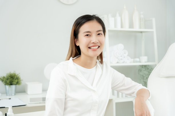 皮肤科美容门诊，肖像美容医生，VIP客户由专家皮肤科医生。美容美发、水疗、按摩用设备来帮助放松、理疗、放松按摩、治疗图片下载