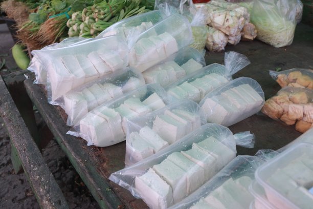 装在塑料袋里的白豆腐在传统市场展示和出售图片下载