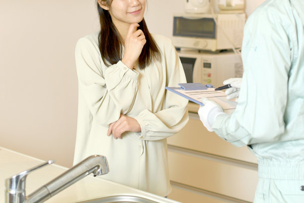 某住宅的系统厨房前，男职员与女顾客交谈。图片下载