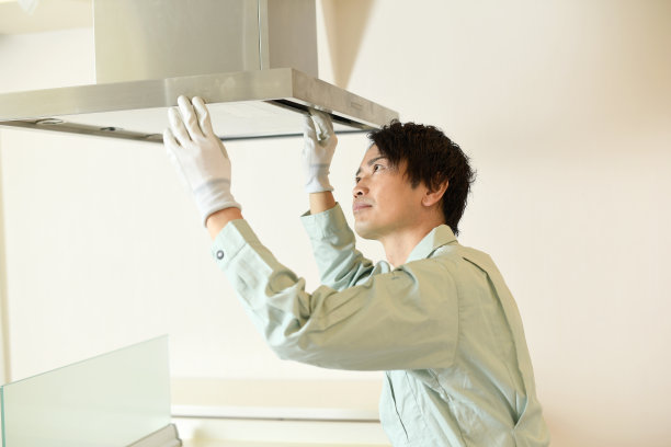 检查通风机和抽油烟机的亚洲男性工人图片下载