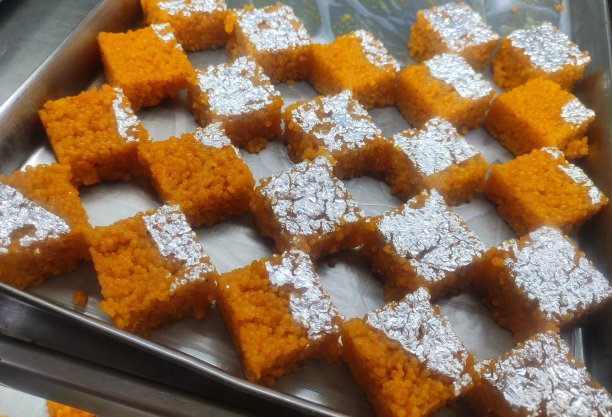 Moti Pak是一种用鹰嘴豆粉和糖制成的美味的印度甜burfi。它是专门在排灯节、逾越节等印度节日期间准备的。图片下载