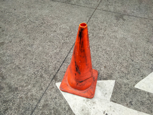 混凝土地板上的交通锥，照片的特写。图片下载