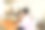 非裔美国女儿使用笔记本电脑，而母亲在家里做饭的背景-家庭生活方式的概念-主要关注耳机图片下载