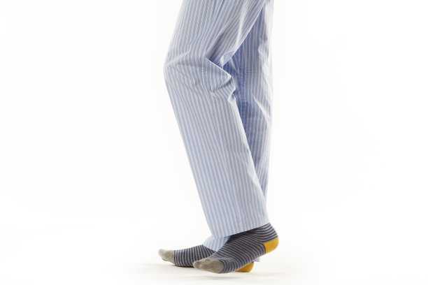 穿睡衣的男人。腿的细节在白色的背景图片下载