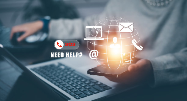 SOS与紧急应用程序的概念，商务人士使用笔记本电脑和触摸条在家里的紧急应用程序，电话，聊天消息图标，紧急应用程序从智能手机为老年人，呼叫帮助图片下载
