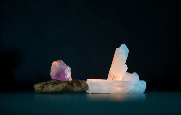 黑色背景上的水晶和彩色石头图片下载