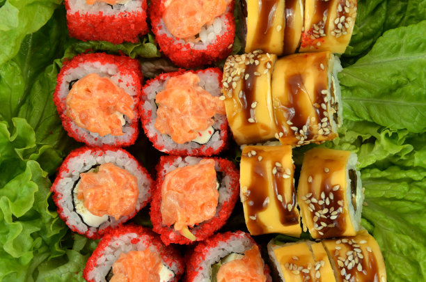 寿司卷在生菜叶子上的照片图片下载