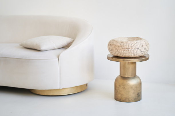 明亮的室内有一张咖啡桌和米色沙发。时尚简约的室内设计，天然材料。高质量照片图片下载