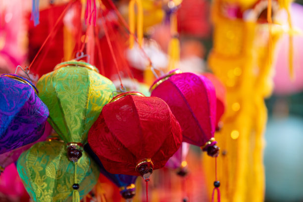 中秋节期间，越南胡志明市街头挂着五彩缤纷的灯笼。中文在照片中意味着金钱和幸福图片下载