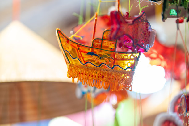 中秋节期间，越南胡志明市街头挂着五彩缤纷的灯笼。中文在照片中意味着金钱和幸福图片下载