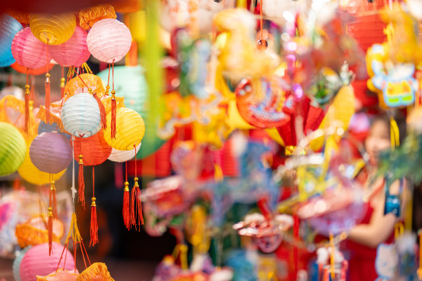中秋节期间，越南胡志明市街头挂着五彩缤纷的灯笼。中文在照片中意味着金钱和幸福图片下载